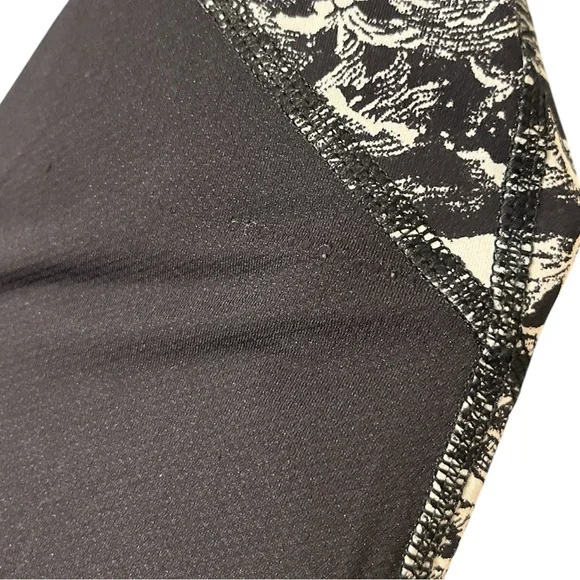 Women’s LuLuLemon Pace Rival Crops—size 8 - Picture 4 of 7